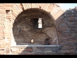 04917 ostia - regio i - insula xvii - terme del mitra (i,xvii,2) - aus raum b in ri raum k - nische - blick ri osten.jpg